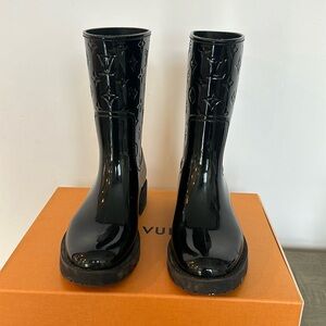 LOUIS VUITTON MONOGRAM ANKLE RAIN BOOTS SIZE 38